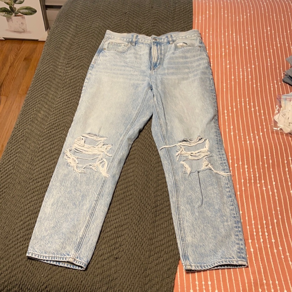 American Eagle crop mom jean